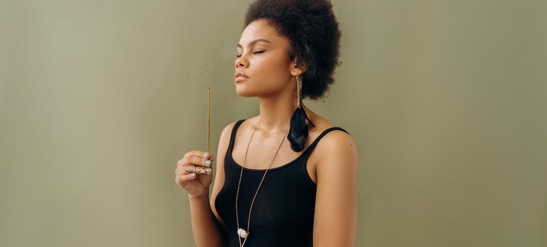 Spazio di meditazione mattutina con luce naturale